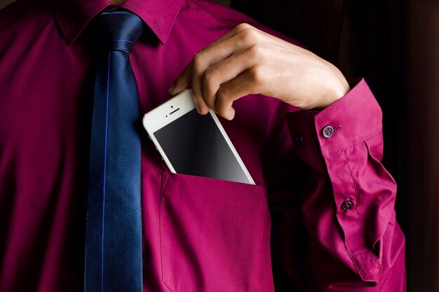 Photo close-up of man holding a smartphone