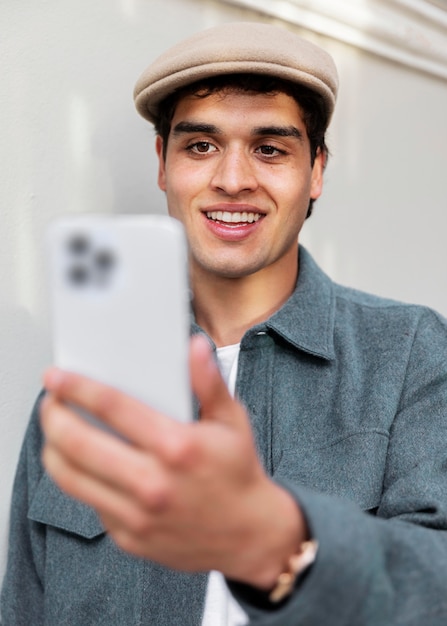 Photo close up man holding smartphone