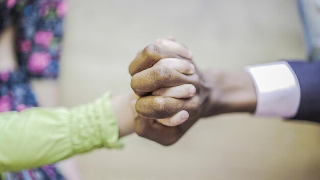 Photo close-up of man holding womans hand