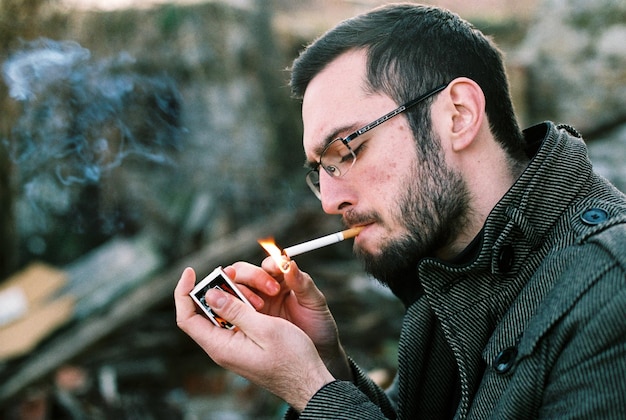 Photo close-up of man igniting cigarette