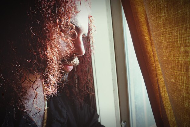 Photo close-up of man looking at window