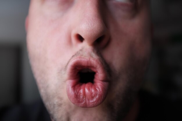 Foto close-up di un uomo che fa una faccia