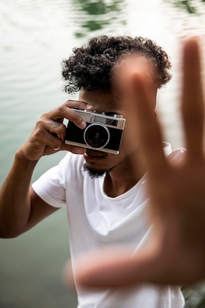 Foto close-up man met camera fotograferen