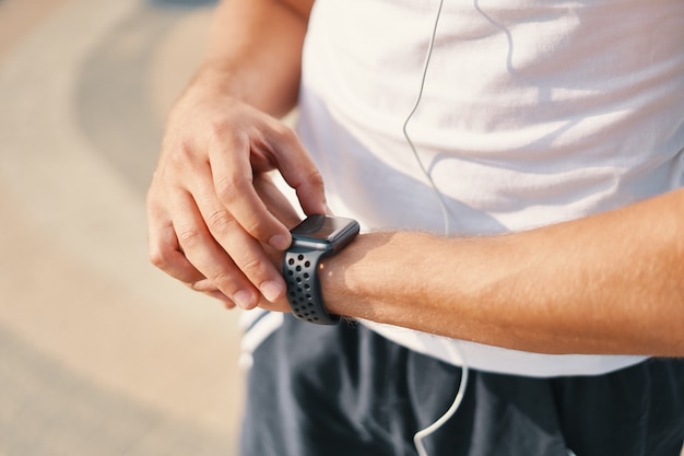 Close-up man met slimme horloge