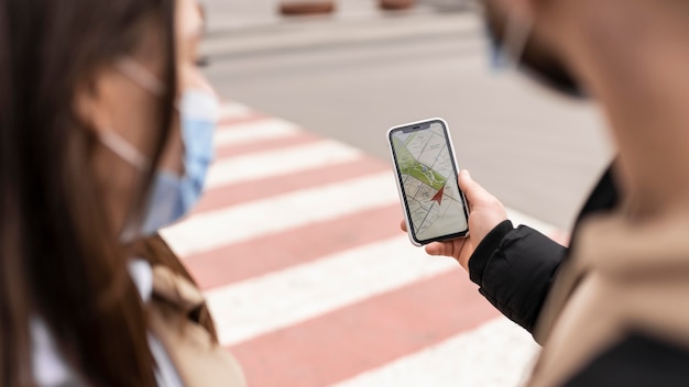 Foto close-up man met smartphone