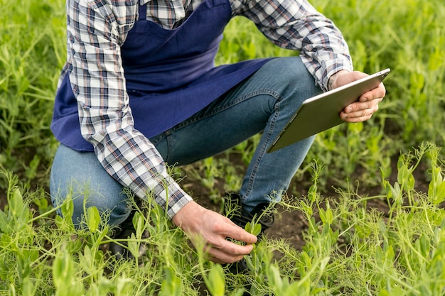 Foto close-up man met tablet