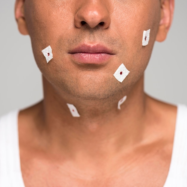 Foto close-up man met weefsel patches