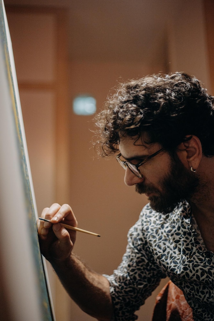 Photo close-up of man painting on canvas at home