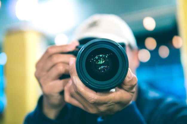 Foto close-up di un uomo che fotografa con la telecamera