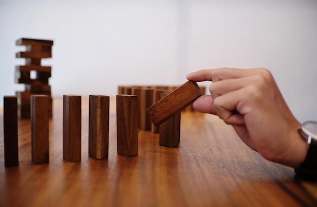 Foto close-up di un uomo che gioca a domino al tavolo