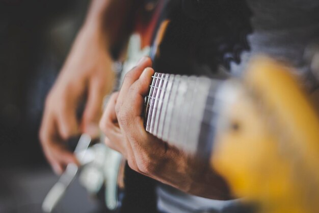 Photo close-up of man playing guitar