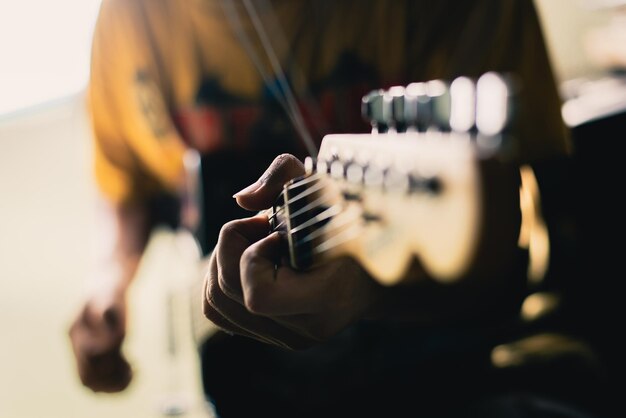 Photo close-up of man playing guitar