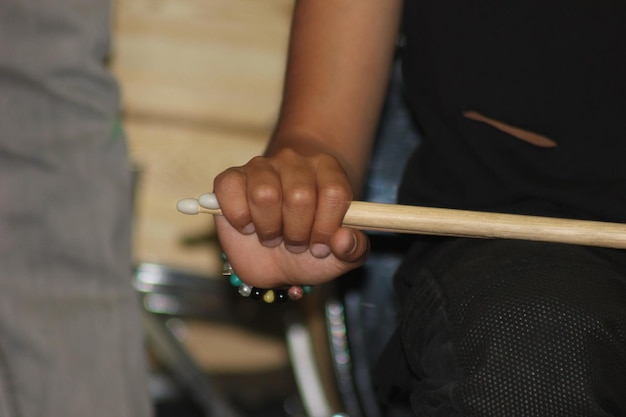 Foto close-up di un uomo che suona la chitarra