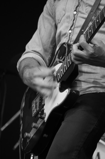 Photo close-up of man playing guitar