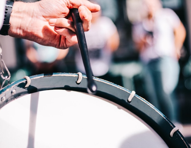 Foto close-up di un uomo che suona la chitarra