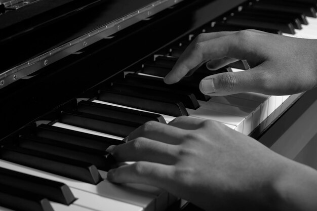 Foto close-up di un uomo che suona il pianoforte