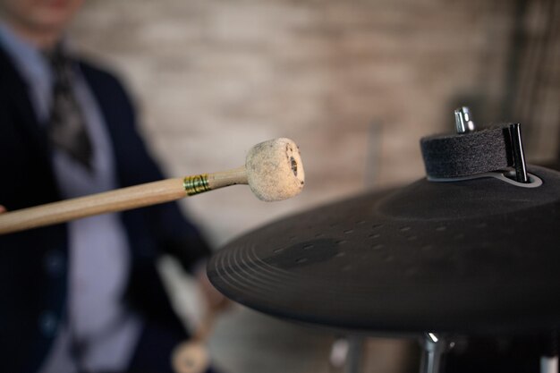 Photo close-up of man playing plate