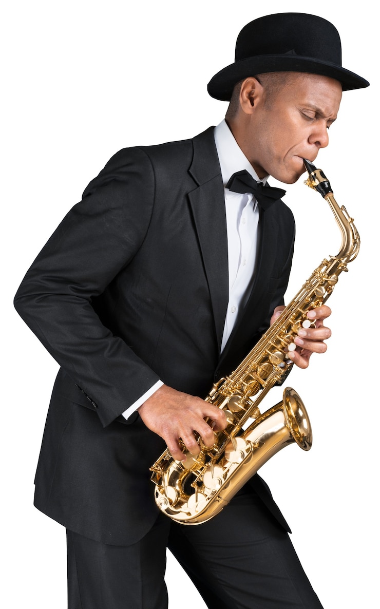 Photo close-up man playing on saxophone on white background