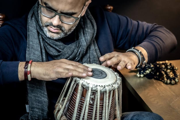 Foto close-up di un uomo che suona la tabla