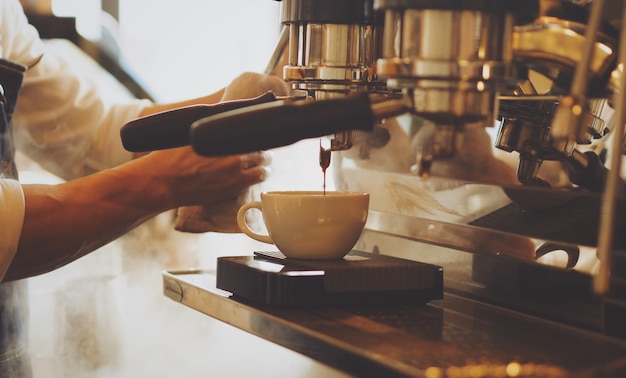 Foto close-up di un uomo che versa il caffè in un caffè