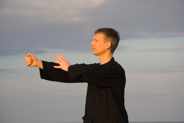 Foto close-up di un uomo che pratica il tai chi