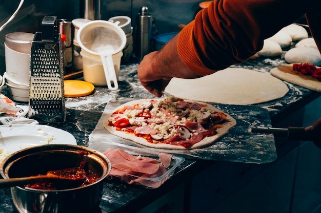 Foto close-up di un uomo che prepara il cibo in cucina