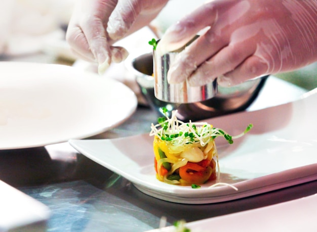 Photo close-up of man preparing food in plate