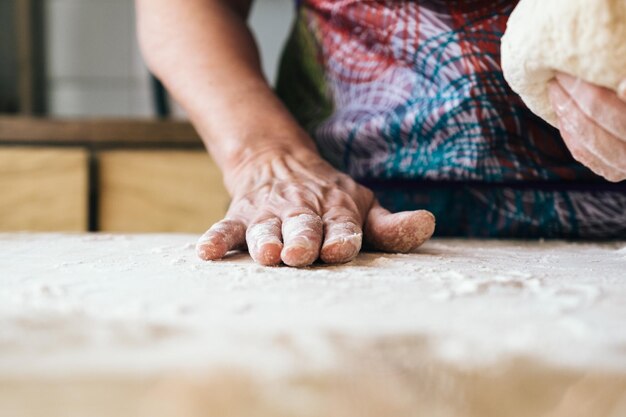 Photo close-up of man preparing food on table