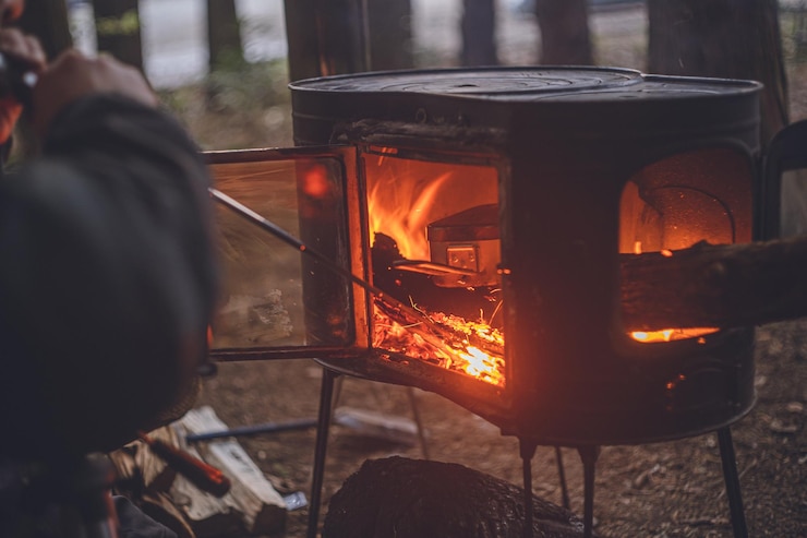 Photo close-up of man preparing food at winter camp site