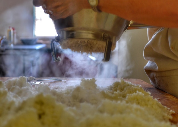 Foto close-up di un uomo che prepara il cibo