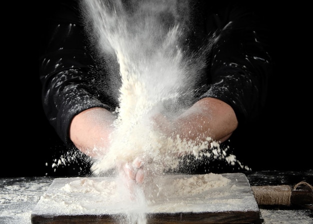 Foto close-up di un uomo che prepara il cibo