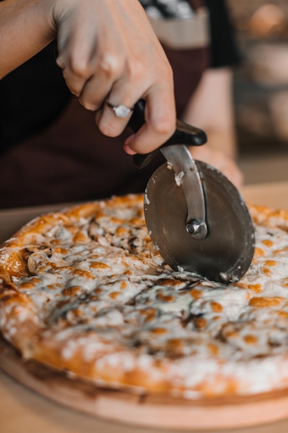 Foto close-up di un uomo che prepara il cibo