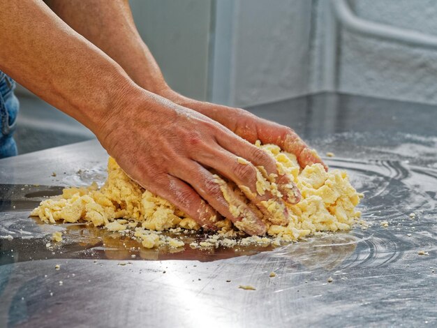 Foto close-up di un uomo che prepara il cibo