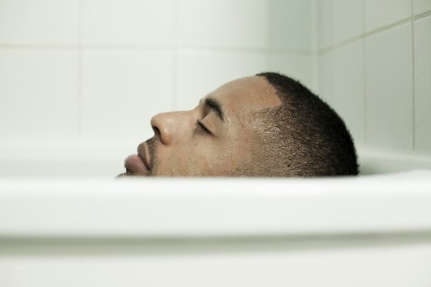 Photo close-up of man relaxing in bathtub