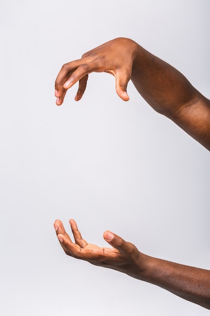 Primo piano della mano d'uomo che mostra il gesto alzando le mani