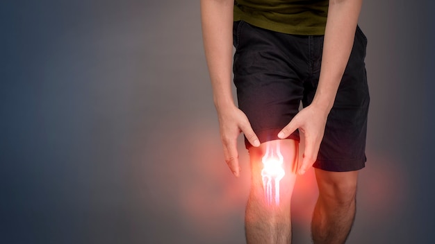 Photo close up man showing knee pain