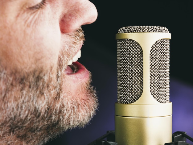 Foto close-up di un uomo che canta