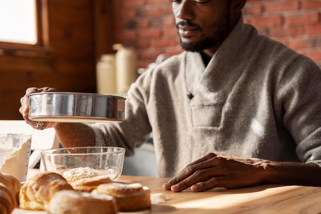 Photo close up man sitting at table