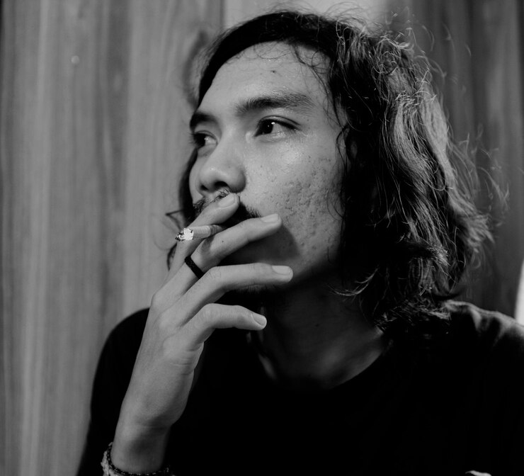 Photo タバコを吸っている男のクローズアップ