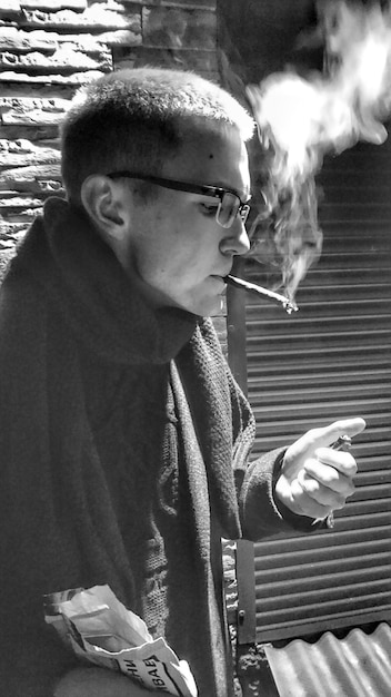 Photo close-up of man smoking cigarette