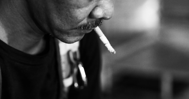 Photo close-up of man smoking cigarette