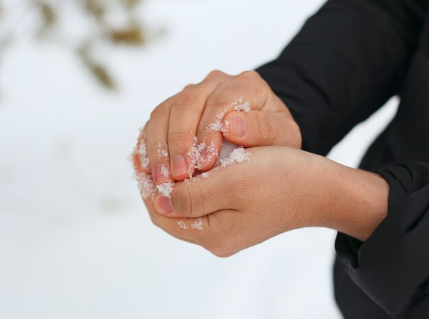 close-up man sneeuwbal maken