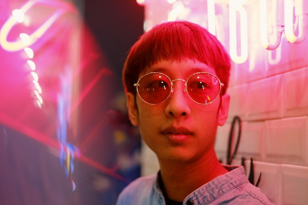 Photo close-up of man in sunglasses by illuminated store