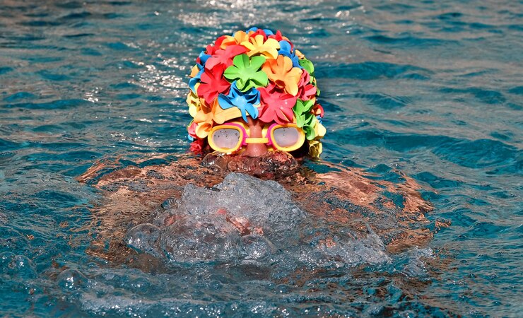 Photo close-up of man swimming in pool