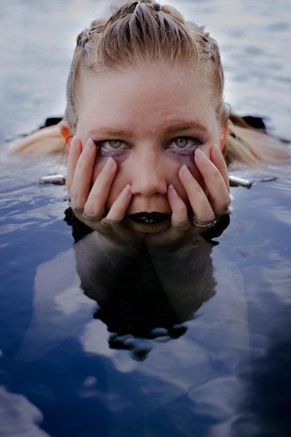 Photo close-up of man swimming in sea