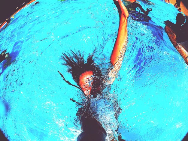 Photo close-up of man swimming in sea