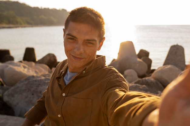 Uomo ravvicinato che si fa selfie