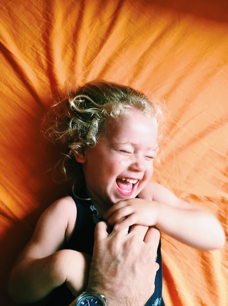 Photo close-up of man tickling young girl