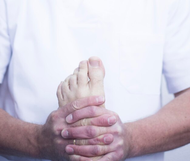 Photo close-up of man touching hands