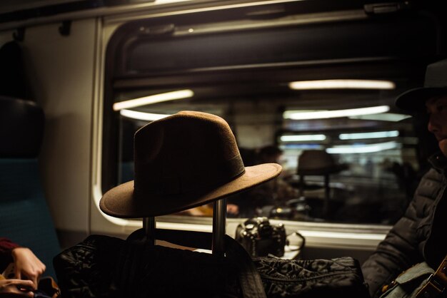 Foto close-up di un uomo in treno